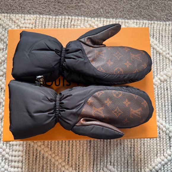 NEW RARE Louis Vuitton Black and Brown Classic Monogram Winter Gloves Mittens - Picture 7 of 11